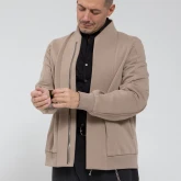 Мужчина в бомбере на молнии серо-бежевого цвета, вид спереди