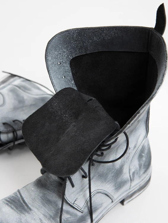 Высокие кожаные ботинки на шнуровке 