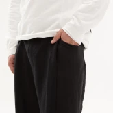 Брюки льняные свободные черные, крупный план спереди