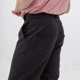 Брюки крапивные черные, крупный план сбоку