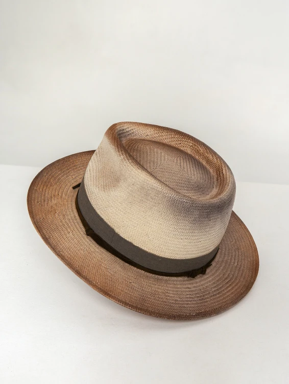 Соломенная светлая шляпа
