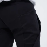 Брюки хлопковые черные, крупный план сзади