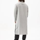 Длинная серая рубашка из вискозы, вид сзади