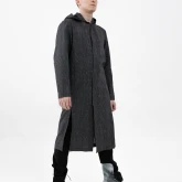 Длинная льняная рубашка с капюшоном черная, вид сбоку спереди