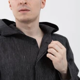 Длинная льняная рубашка с капюшоном черная, крупный план спереди