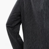 Длинная льняная рубашка с капюшоном черная, крупный план сзади