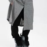 Длинная льняная рубашка с капюшоном серая, крупный план