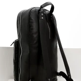 Большой кожаный рюкзак черный, вид сбоку