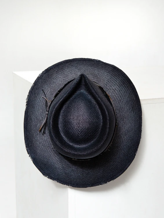 Соломенная синяя шляпа