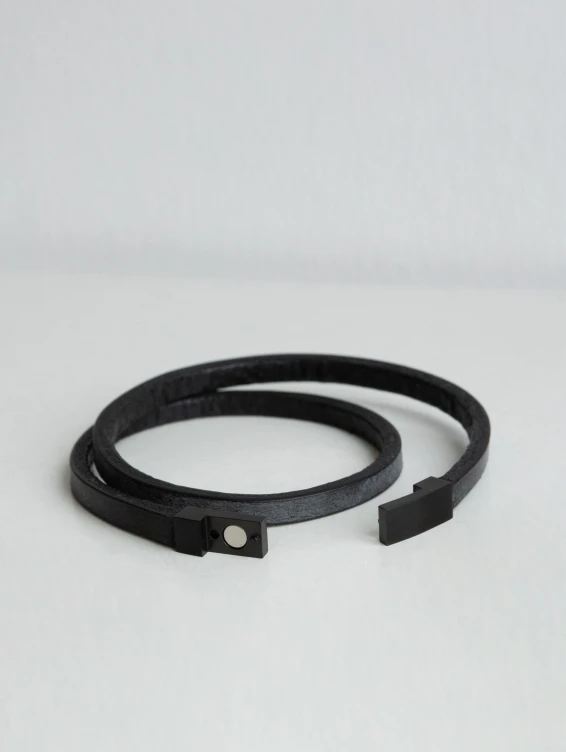 Черный кожаный браслет в два оборота на магнитной застежке
