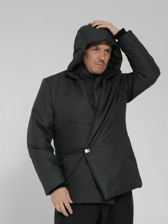 Серая зимняя куртка с капюшоном