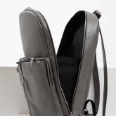 Большой серый кожаный рюкзак, вид сбоку с открытым отделением