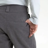 Брюки из джинсы серые, крупный план сзади