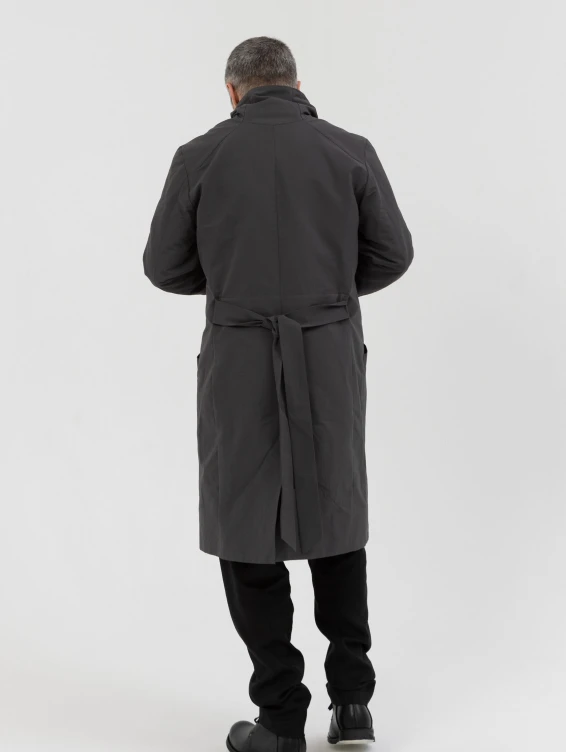 Легкий серый плащ на кнопках