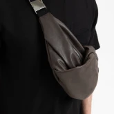 Кожаная поясная сумка Rock коричневая, крупный план