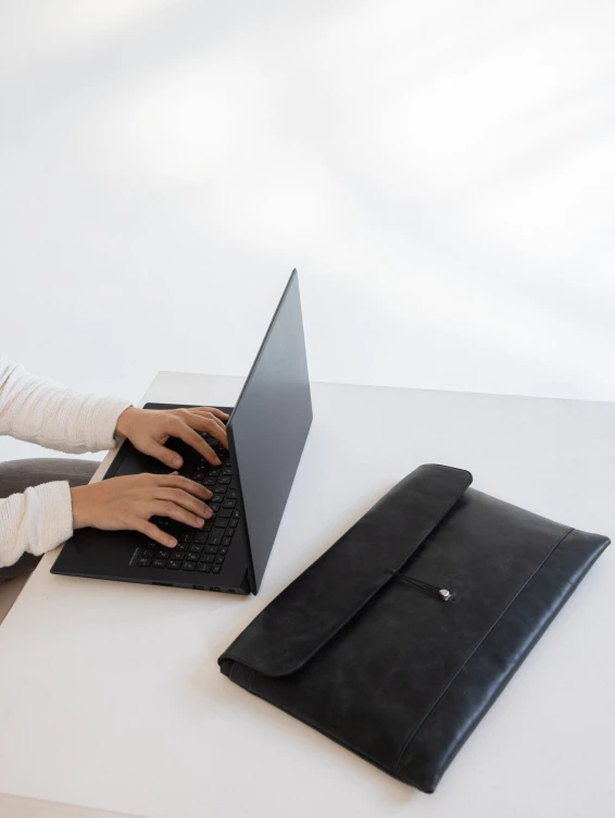 Кожаная сумка-папка для ноутбука темно-серая