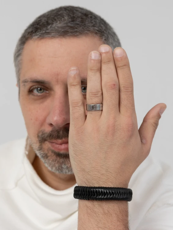 Черный плетеный кожаный браслет