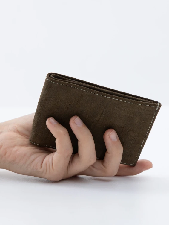 Тонкий кожаный кошелек зеленый