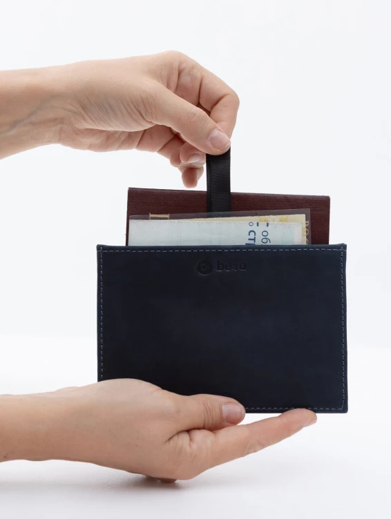 Кожаная обложка-карман для паспорта синяя с винтажным эффектом