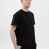 Асимметричная футболка с подвернутыми рукавами черная, вид сбоку спереди