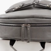 Большой кожаный рюкзак серый, вид сверху