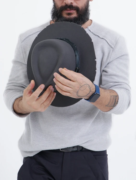 Серая фетровая шляпа