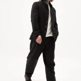 Брюки льняные свободные черные, вид на модели