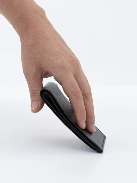 Тонкий кожаный кошелек черный