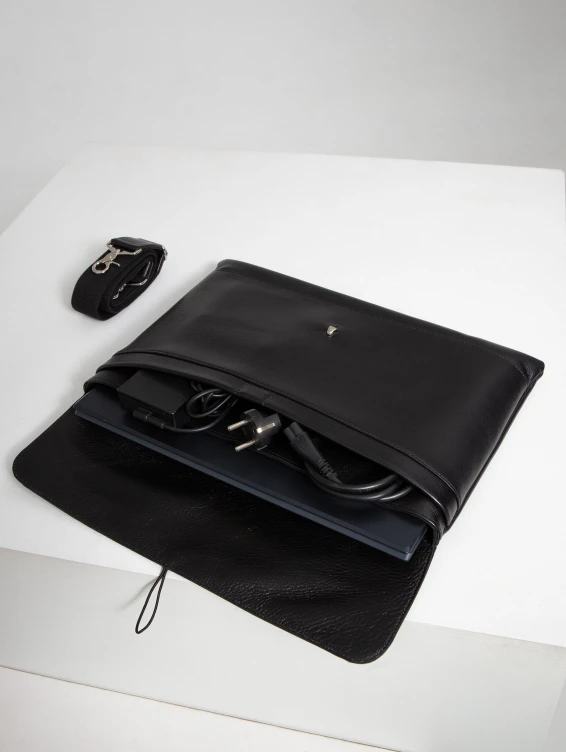 Кожаная сумка-папка для ноутбука черная