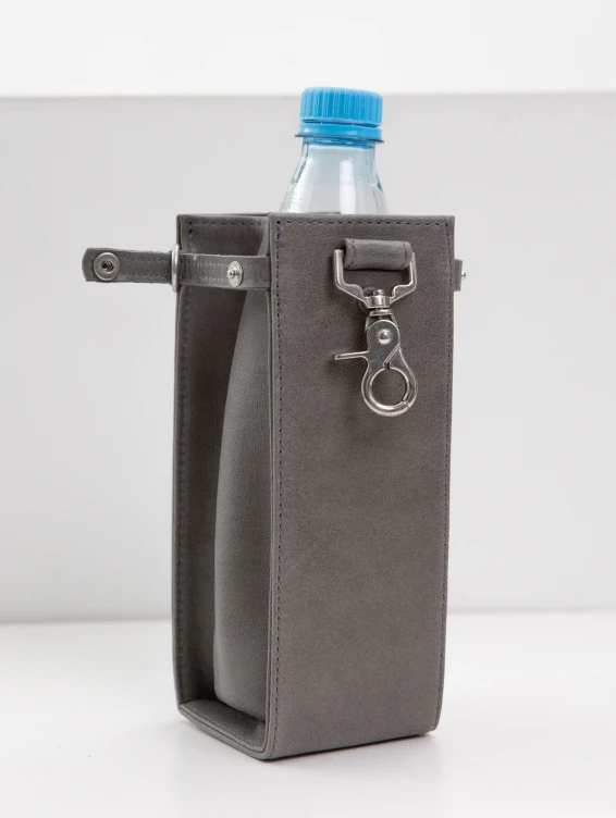 Подвесной кожаный карман для бутылки воды серый