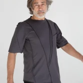 Асимметричная футболка темно-серая, вид сбоку спереди