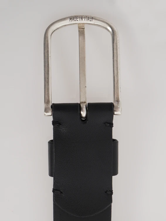 Элегантный черный кожаный ремень