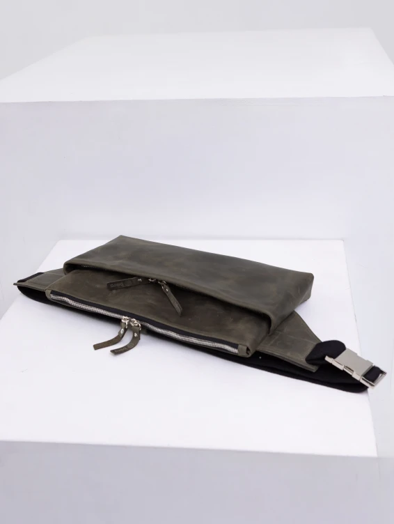 Поясная прямоугольная сумка зеленая с винтажным эффектом