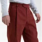 Брюки из джинсы условно красные, крупный план