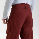 Брюки из джинсы условно красные, крупный план сзади