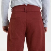 Брюки из джинсы условно красные, крупный план сзади