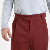 Брюки из джинсы условно красные, крупный план