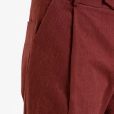 Брюки из джинсы условно красные, крупный план