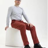 Брюки из джинсы условно красные, на модели