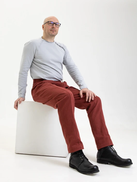 Брюки из джинсы условно красные