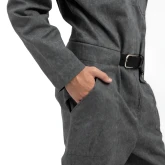 Джинсовый серый комбинезон на молнии, крупный план сбоку