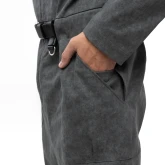 Джинсовый серый комбинезон на молнии, крупный план сбоку