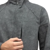 Джинсовый серый комбинезон на молнии, крупный план спереди