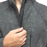 Джинсовый серый комбинезон на молнии, крупный план спереди