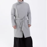 Легкий светло-серый плащ на кнопках