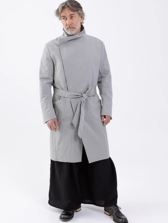 Легкий светло-серый плащ на кнопках