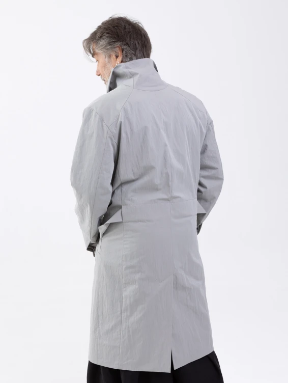 Легкий светло-серый плащ на кнопках