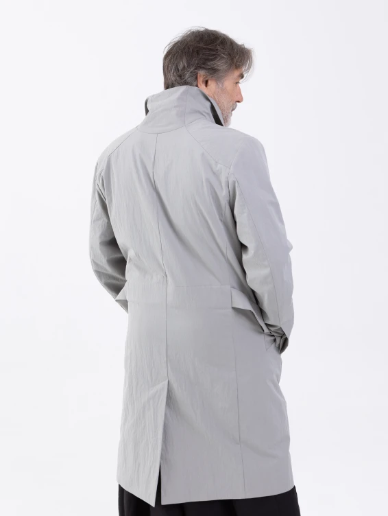 Легкий светло-серый плащ на кнопках