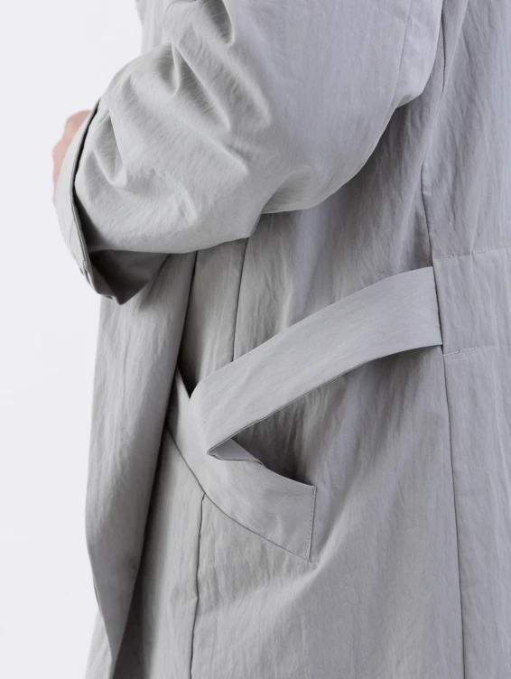 Легкий светло-серый плащ на кнопках