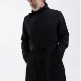 Легкий черный плащ на кнопках